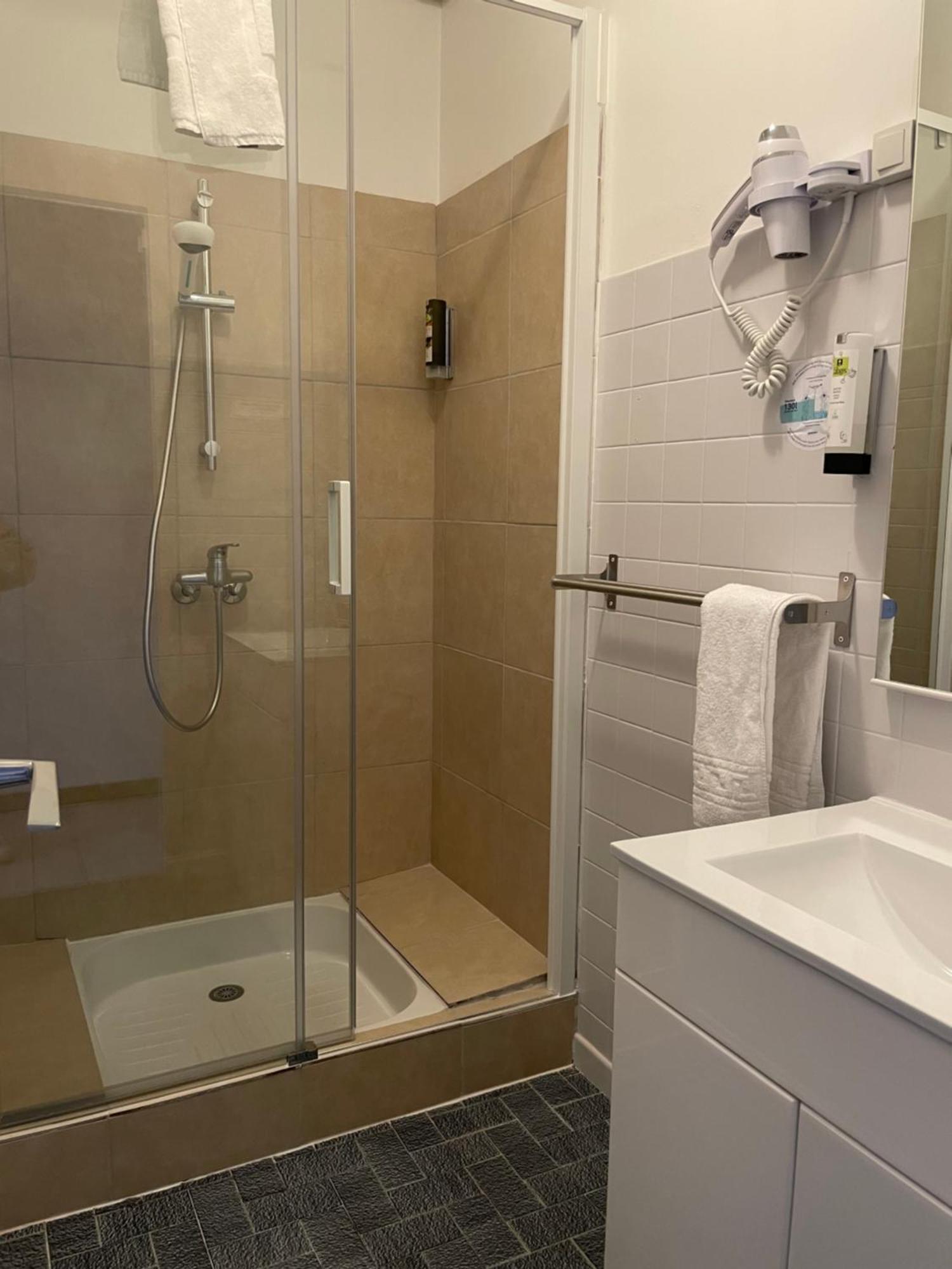 Logis Hotel Le Clement V Roquemaure  Eksteriør billede