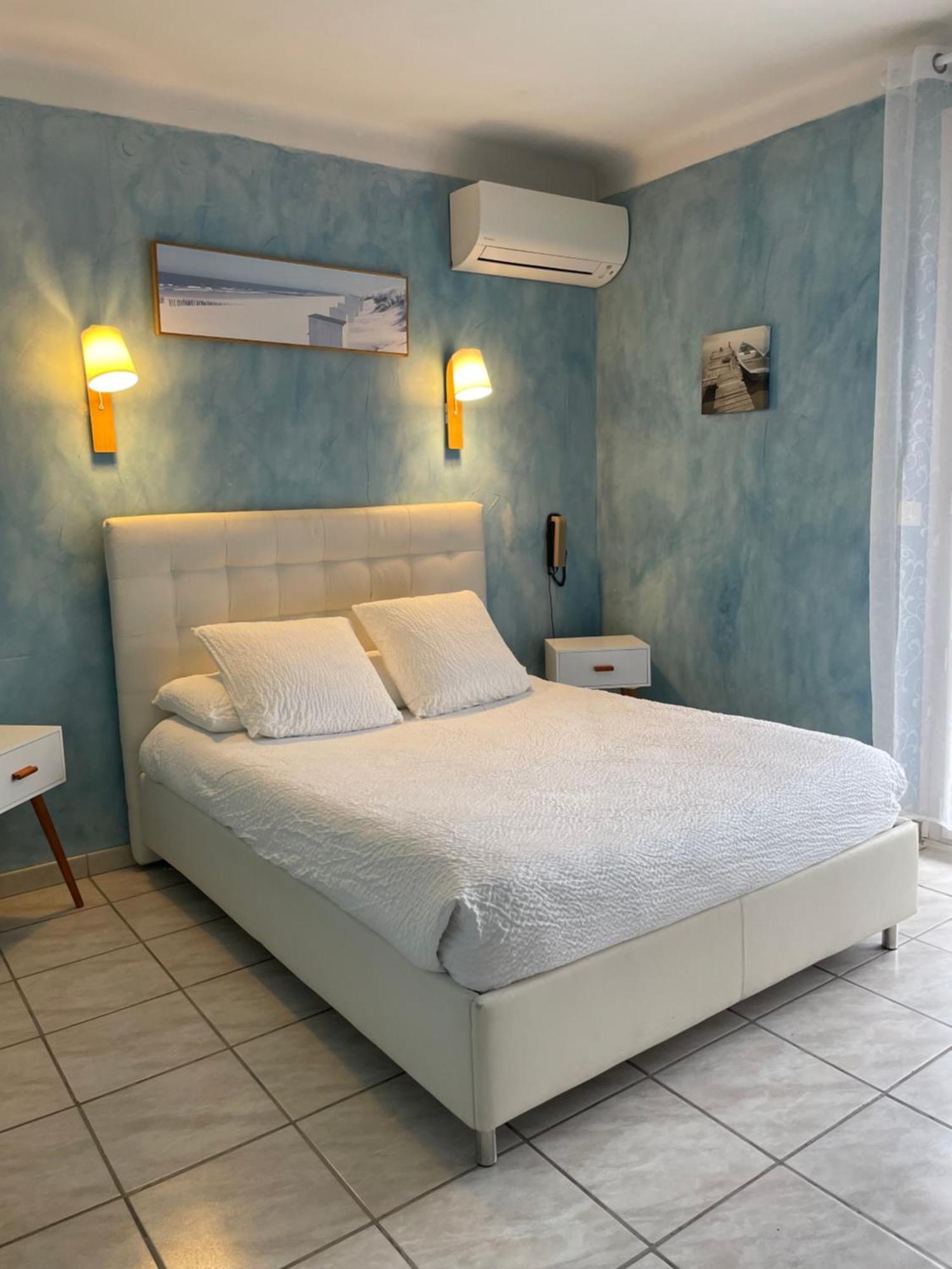 Logis Hotel Le Clement V Roquemaure  Eksteriør billede