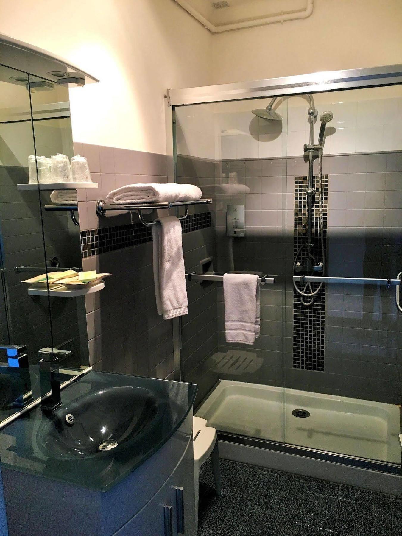 Logis Hotel Le Clement V Roquemaure  Eksteriør billede