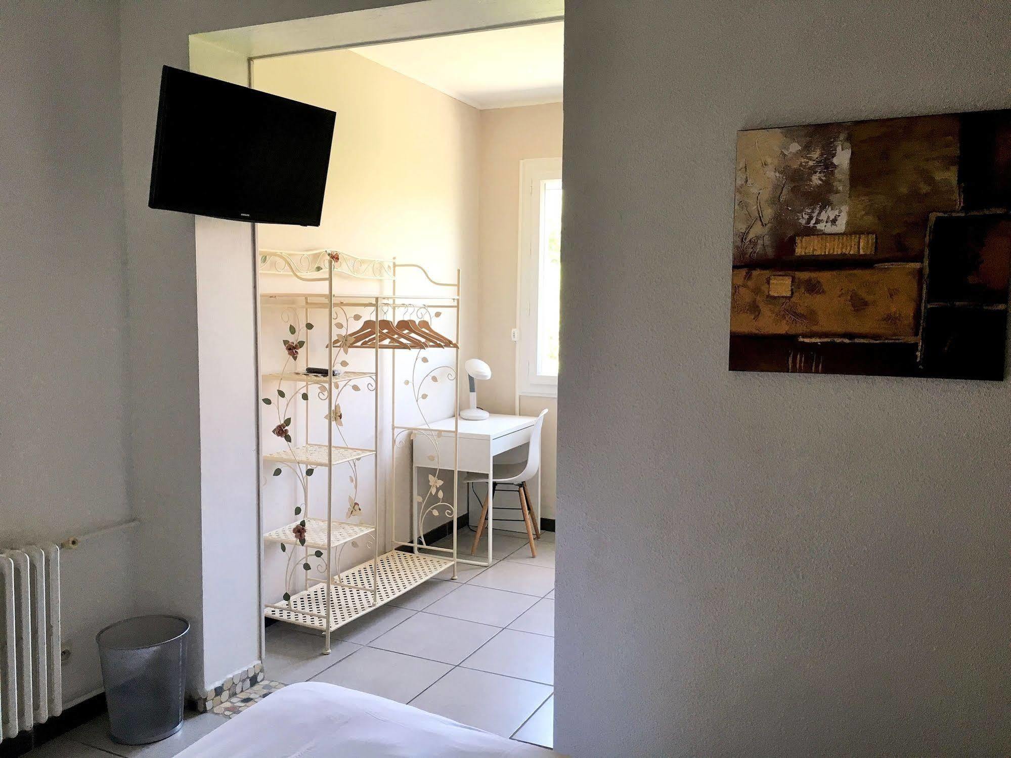 Logis Hotel Le Clement V Roquemaure  Eksteriør billede