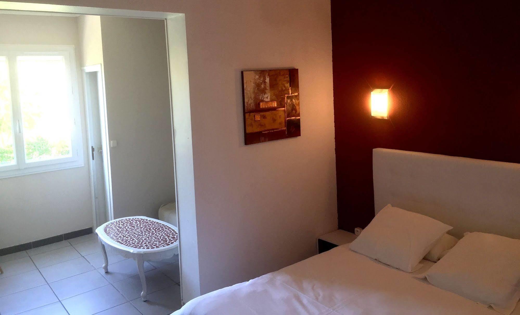 Logis Hotel Le Clement V Roquemaure  Eksteriør billede