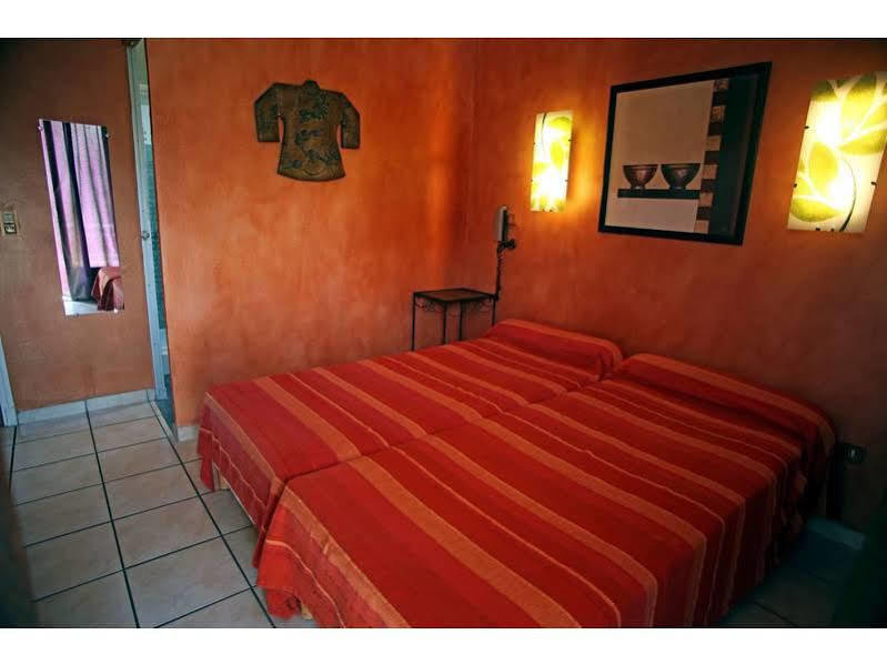 Logis Hotel Le Clement V Roquemaure  Eksteriør billede